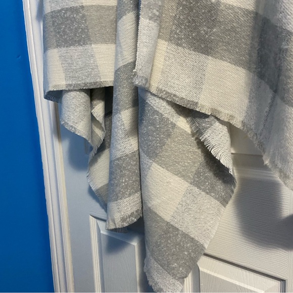 Old Navy Gray and White Plaid Shawl / Wrap - Picture 5 of 13